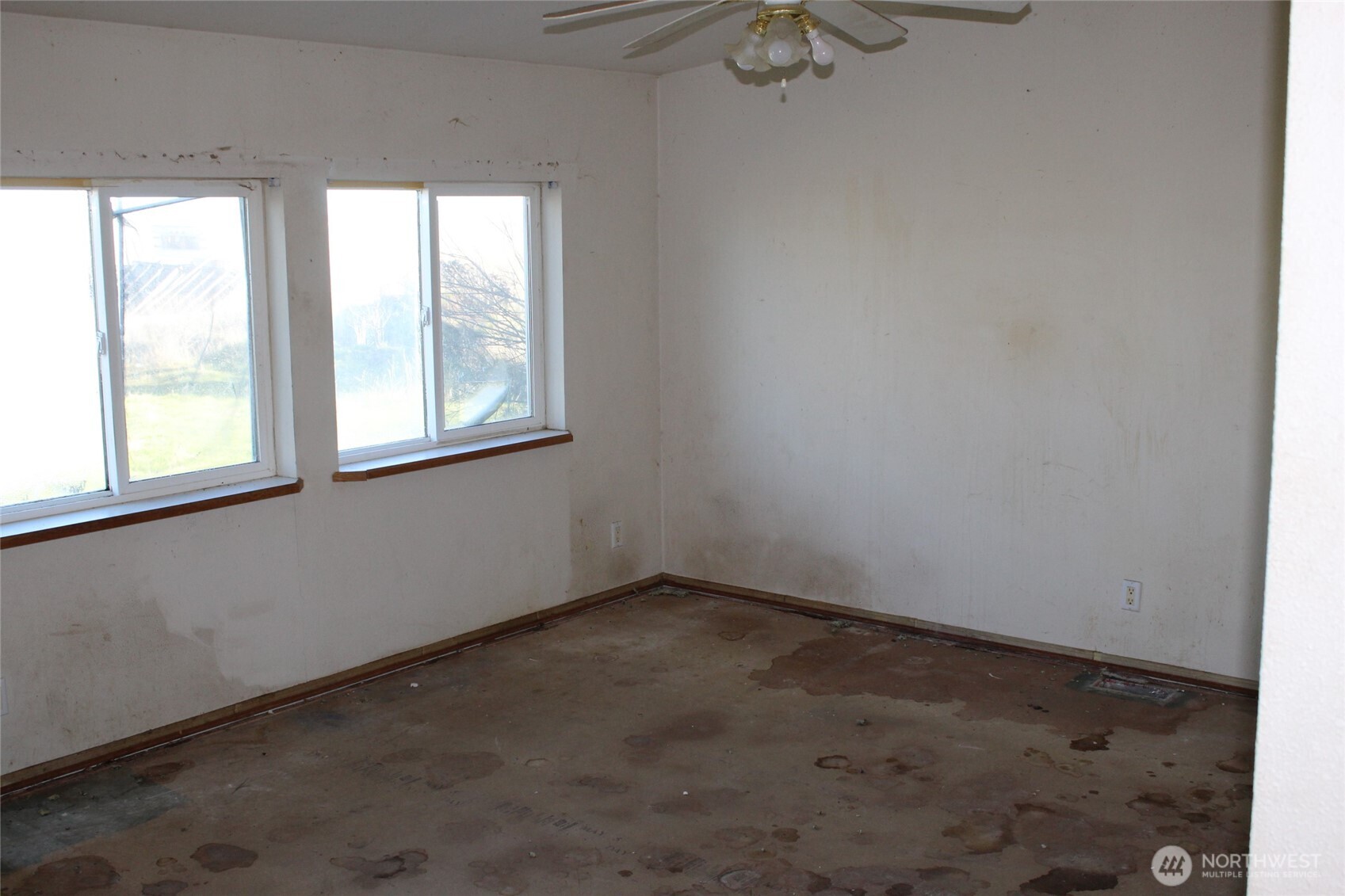 1251 North Klein Road Ritzville, WA 99169 - Photo 10 of 21 an empty room with a window