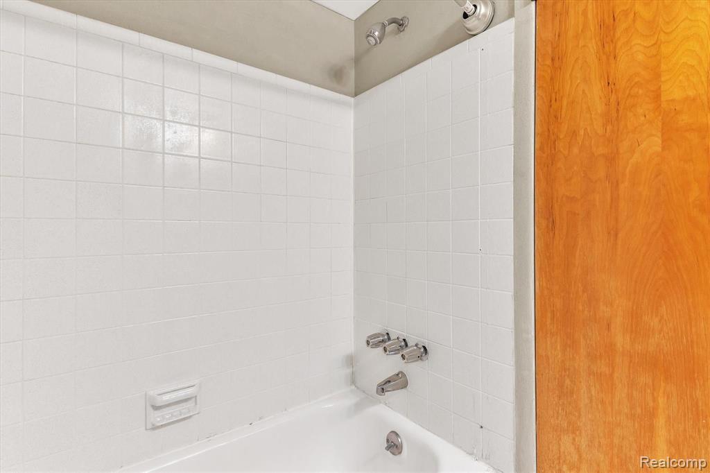 637 Oakbrook West Rochester, MI 48307 - Photo 34 of 45