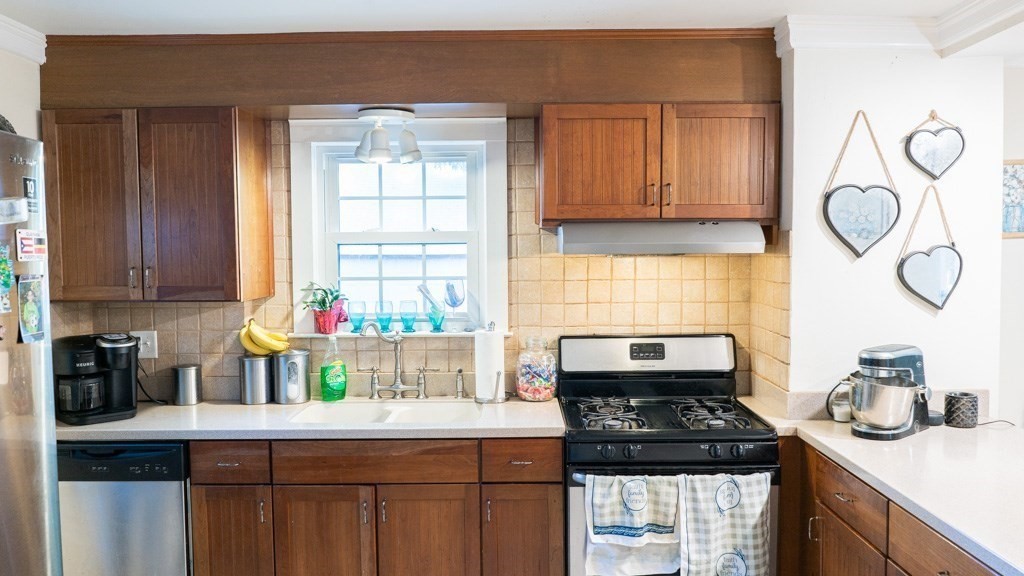 157 Carver Street Springfield, MA 01108 - Photo 4 of 11