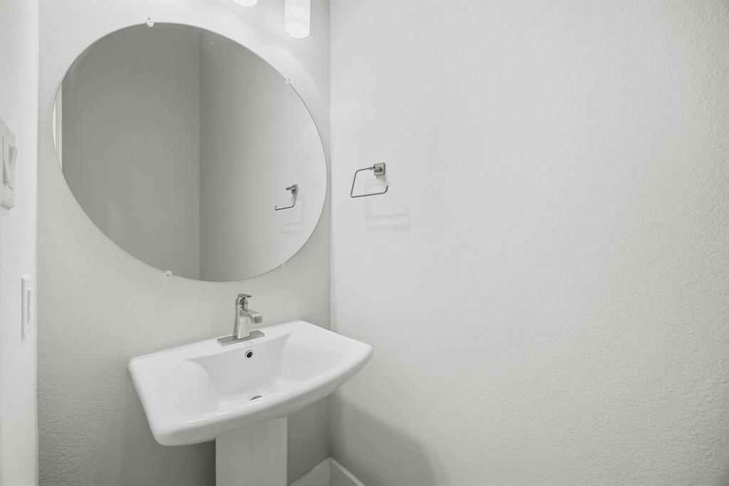 625 North Tyler Street, Unit 402 Dallas, TX 75208 - Photo 17 of 31 a bathroom with a sink and a mirror