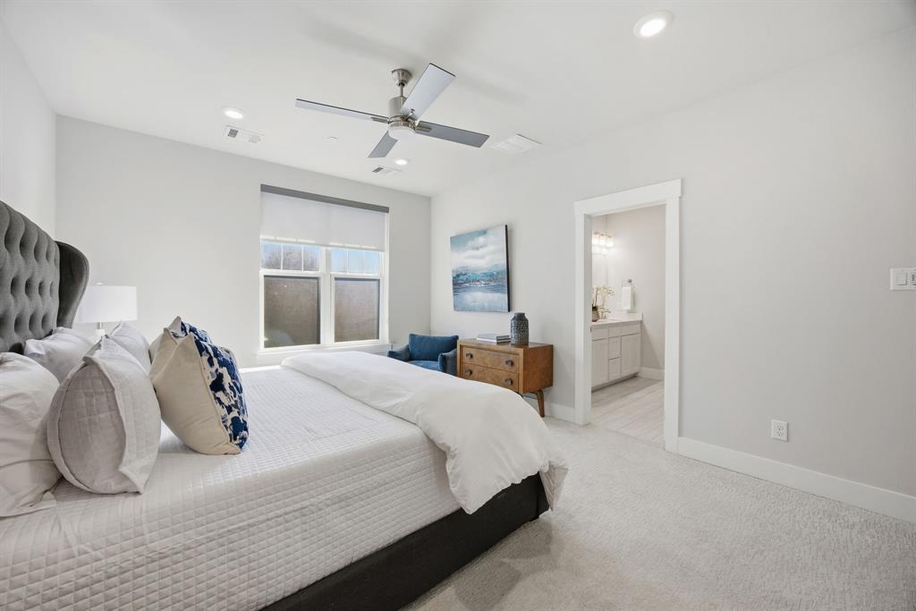 625 North Tyler Street, Unit 402 Dallas, TX 75208 - Photo 21 of 31 a bedroom with a bed and window