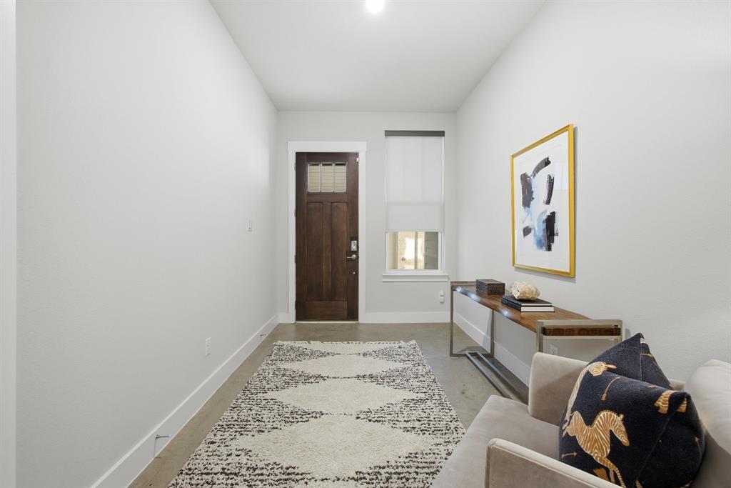 625 North Tyler Street, Unit 402 Dallas, TX 75208 - Photo 3 of 31 a living room with furniture and a rug