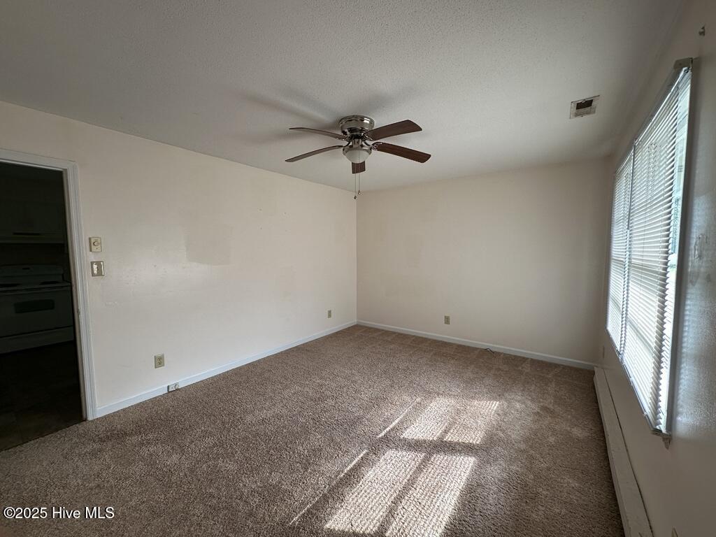 107 Queens Road Hubert, NC 28539 - Photo 2 of 10 Living Room