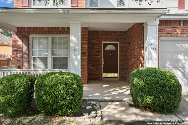 a view of a entrance of the house