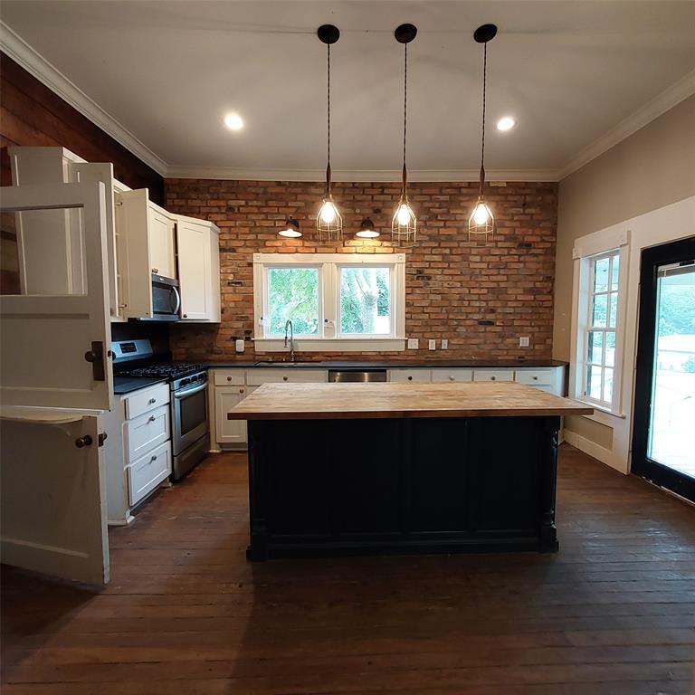 601 Holbrook Street Mount Vernon, TX 75457 - Photo 11 of 35 a kitchen with stainless steel appliances granite countertop a stove a sink and a wooden floor