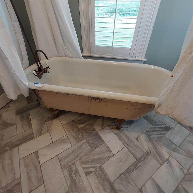 601 Holbrook Street Mount Vernon, TX 75457 - Photo 26 of 35 a bathroom with a bathtub