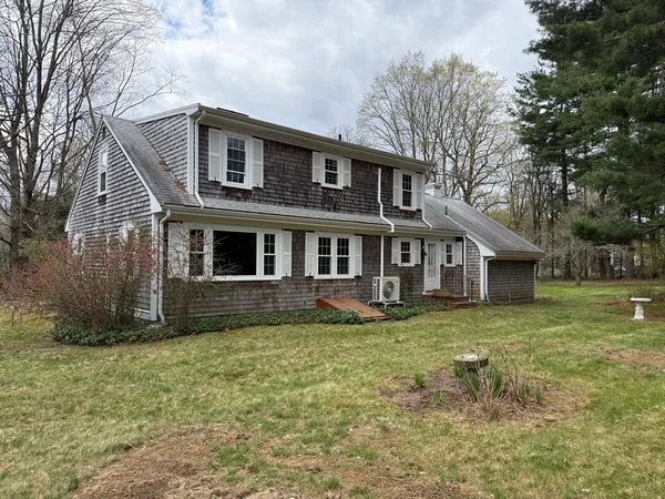 a view of a house with a yard