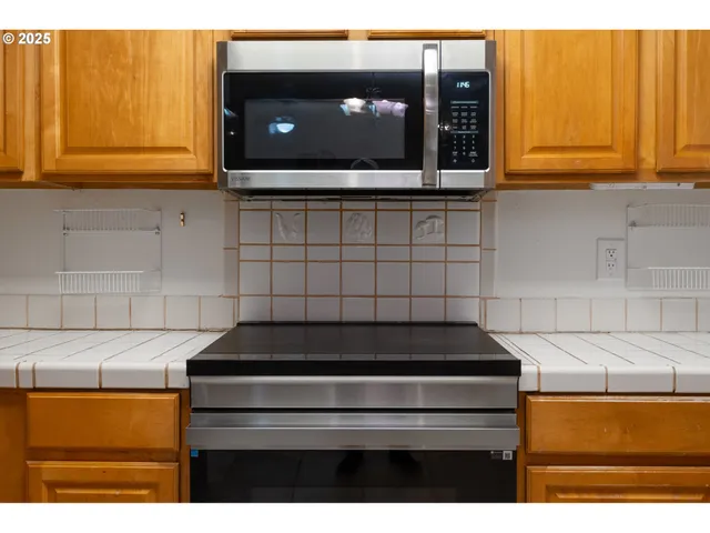 $410,000 | 618 Northeast Faloma Road, Portland, OR 97211