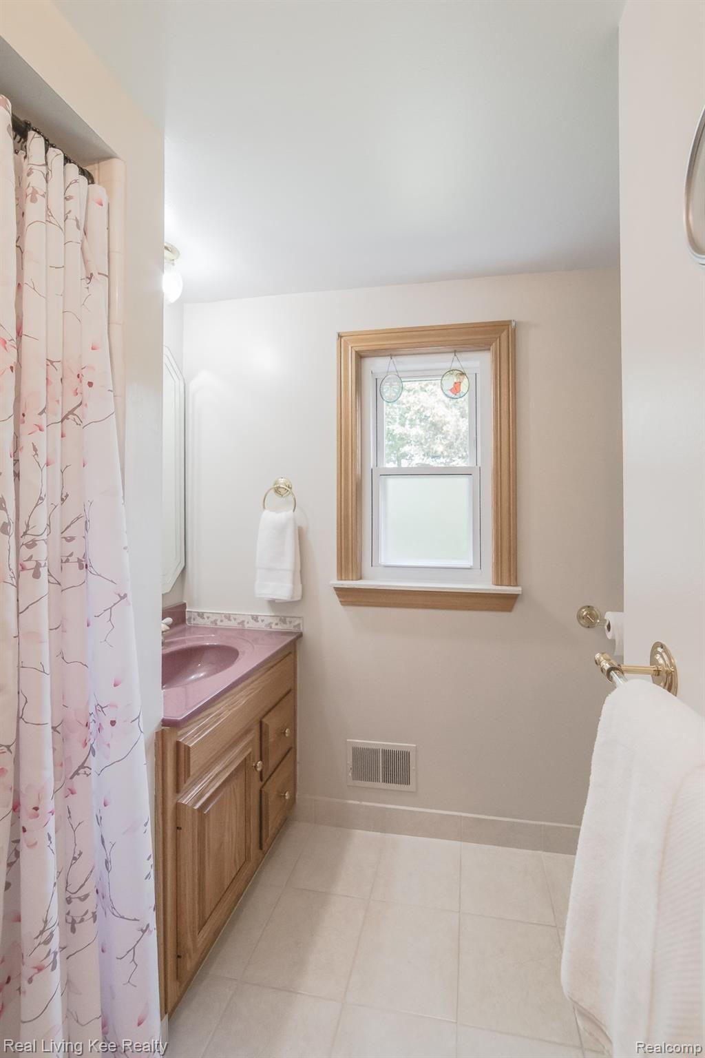3875 Metamora Road Oxford, MI 48371 - Photo 23 of 36 Entry Level Full Bathroom with Tub
