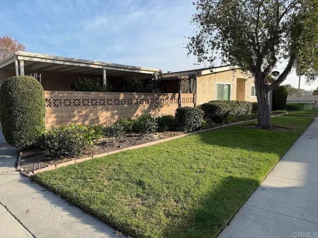 a view of a back yard