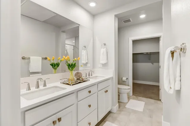 a en suite bathroom with a double sink and mirror