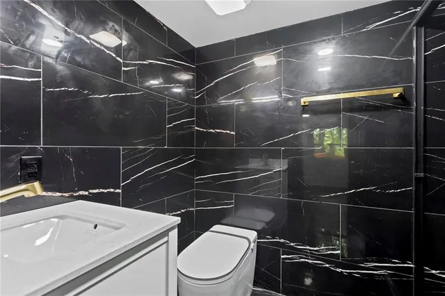 $750,000 | 9319 East 105th Street, Kansas City, MO 64134