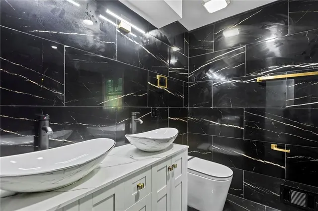 $750,000 | 9319 East 105th Street, Kansas City, MO 64134