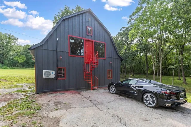 $750,000 | 9319 East 105th Street, Kansas City, MO 64134