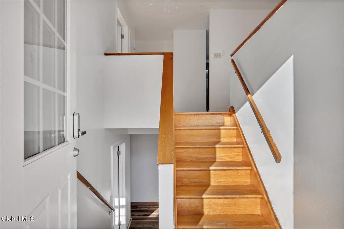 123 Fonda Road Waterford, NY 12188 - Photo 3 of 56 03-P1590327