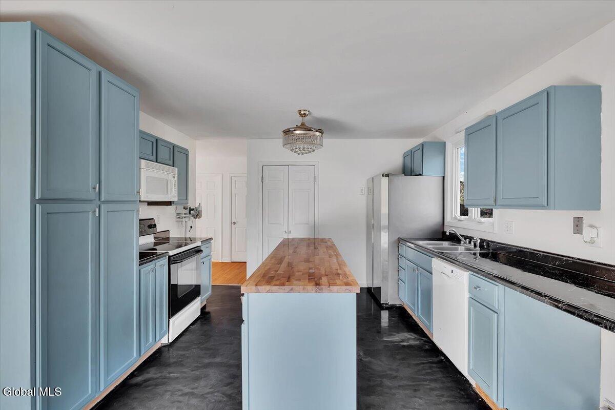 123 Fonda Road Waterford, NY 12188 - Photo 9 of 56 09-P1590368