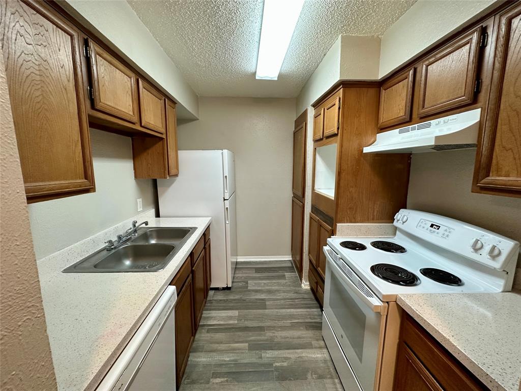 9696 Walnut Street, Unit 617 Dallas, TX 75243 - Photo 6 of 13 a kitchen that has a sink and a stove in it