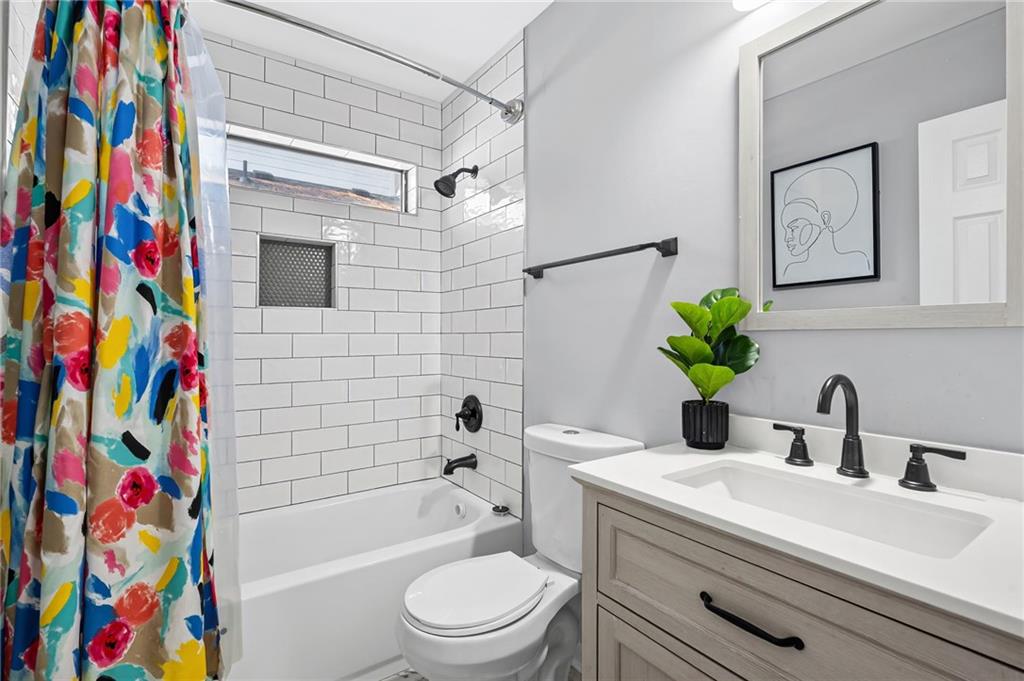 2468 Leslie Brook Drive Decatur, GA 30035 - Photo 31 of 39 a bathroom with a sink toilet and bathtub