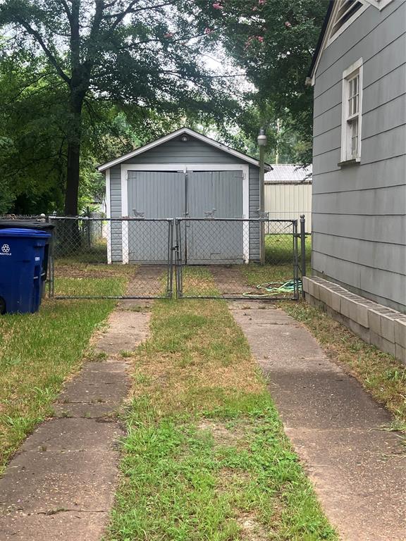 4027 Ridgemoor Avenue Shreveport, LA 71108 - Photo 4 of 4 View of yard