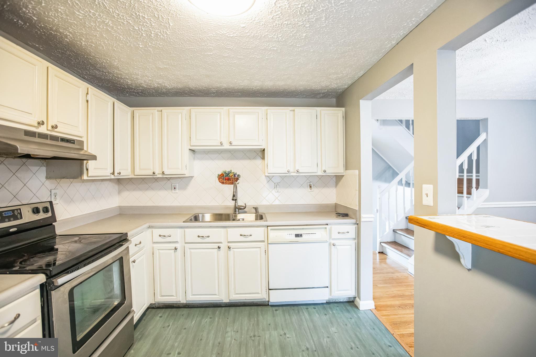 8774 Newington Commons Road Lorton, VA 22079 - Photo 5 of 30