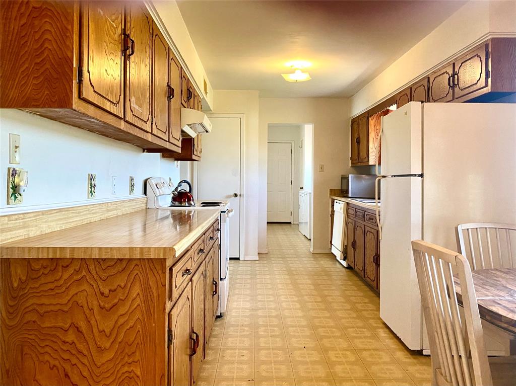 2506 Fm 272 Celeste, TX 75423 - Photo 6 of 36 a kitchen with stainless steel appliances granite countertop a sink a stove a refrigerator and a refrigerator