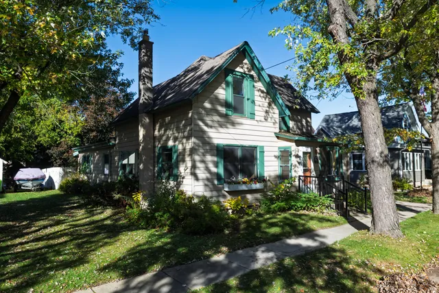 221 Evergreen Street, Dousman, WI 53118