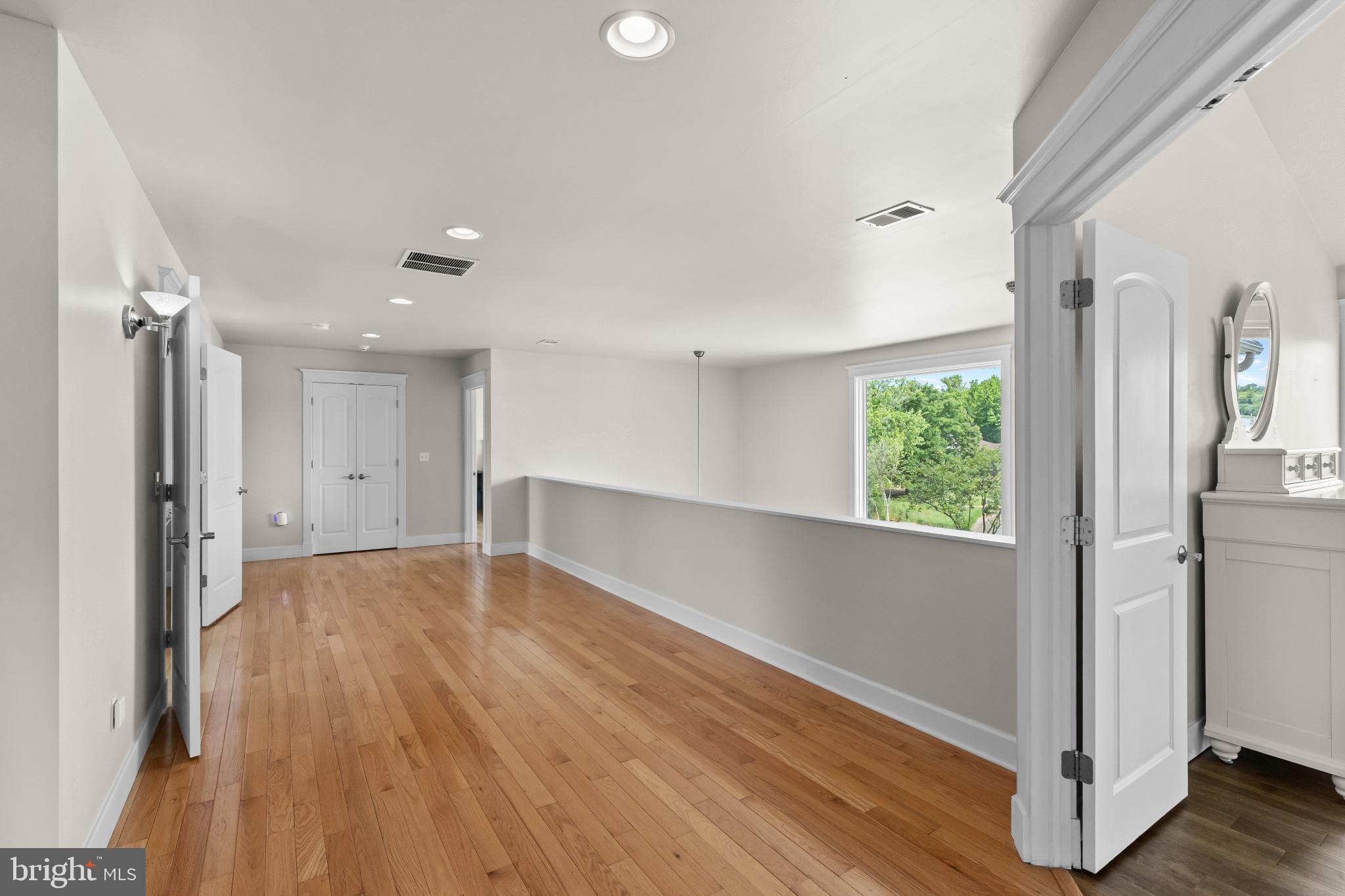 3733 Thomas Point Road Annapolis, MD 21403 - Photo 23 of 46 Upper level landing