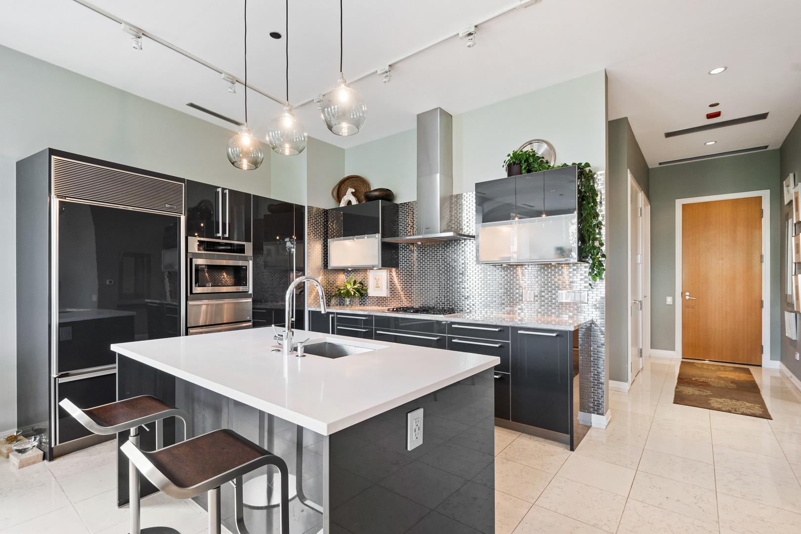 30 West Oak Street, Unit 5E Chicago, IL 60610 - Photo 7 of 22 a kitchen with a dining table and chairs