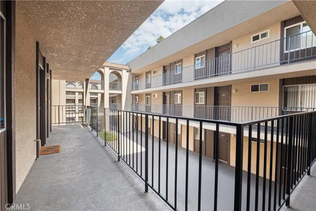 $600,001 | 433 South Manhattan Place, Unit 209, Los Angeles, CA 90020