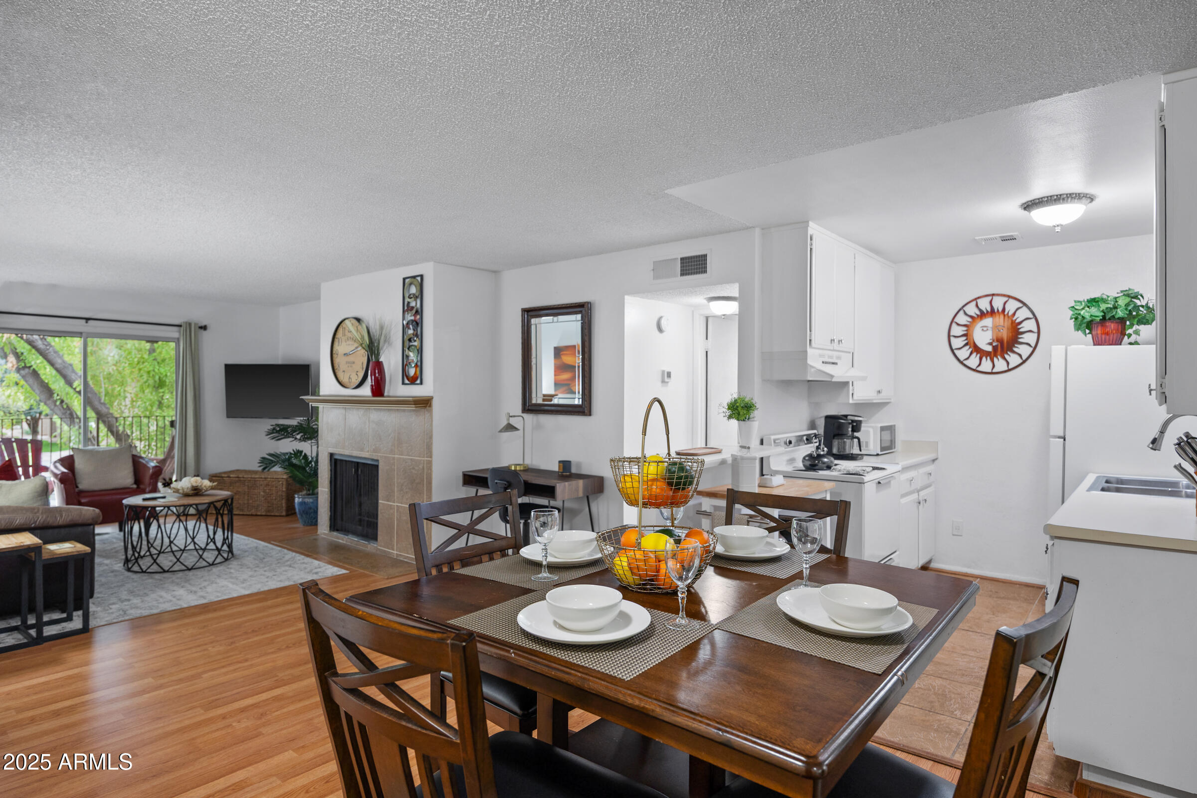 5525 East Thomas Road, Unit M11 Phoenix, AZ 85018 - Photo 11 of 39 a view of a dining room with furniture