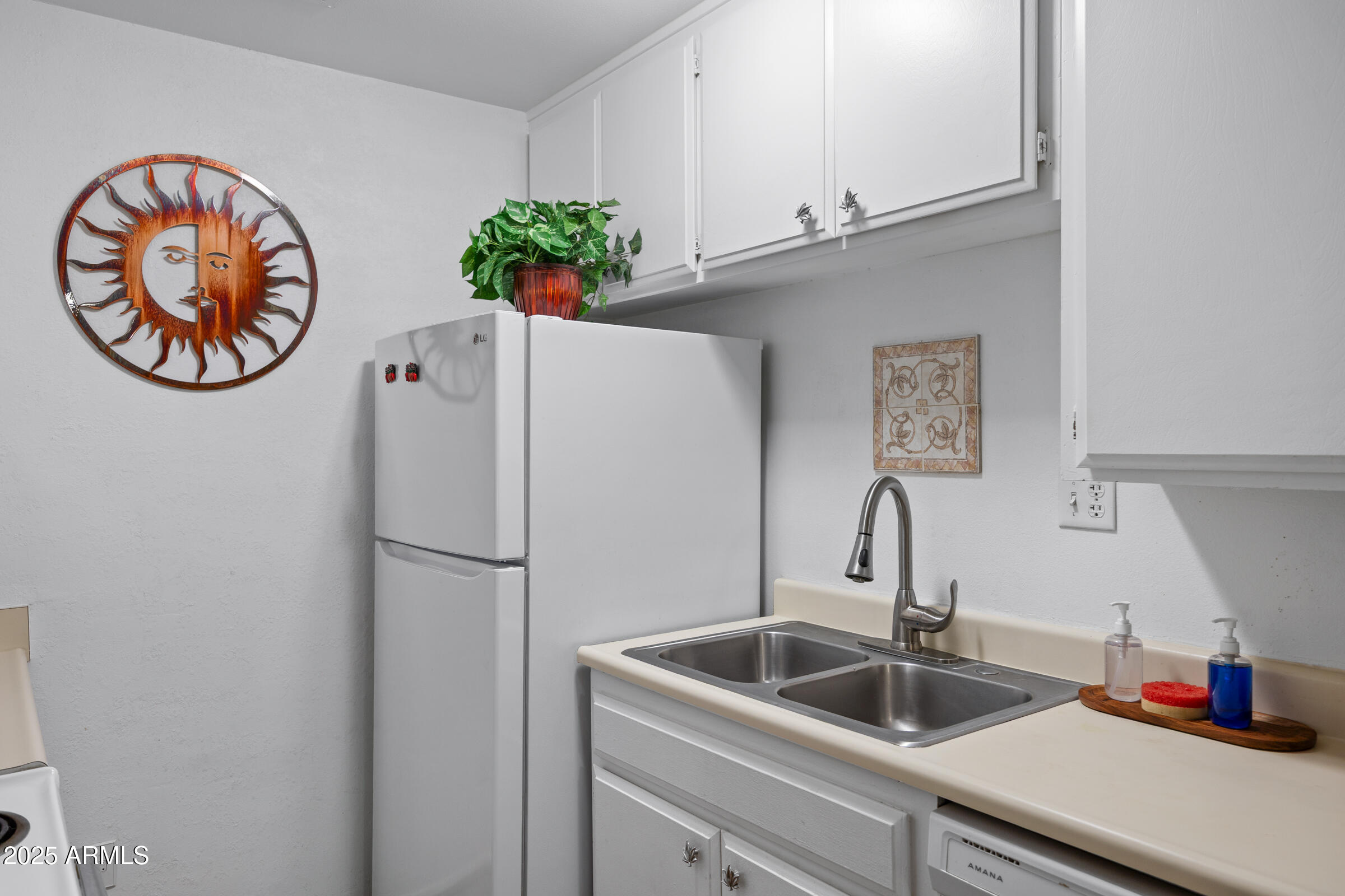 5525 East Thomas Road, Unit M11 Phoenix, AZ 85018 - Photo 17 of 39 a kitchen with a refrigerator and a sink