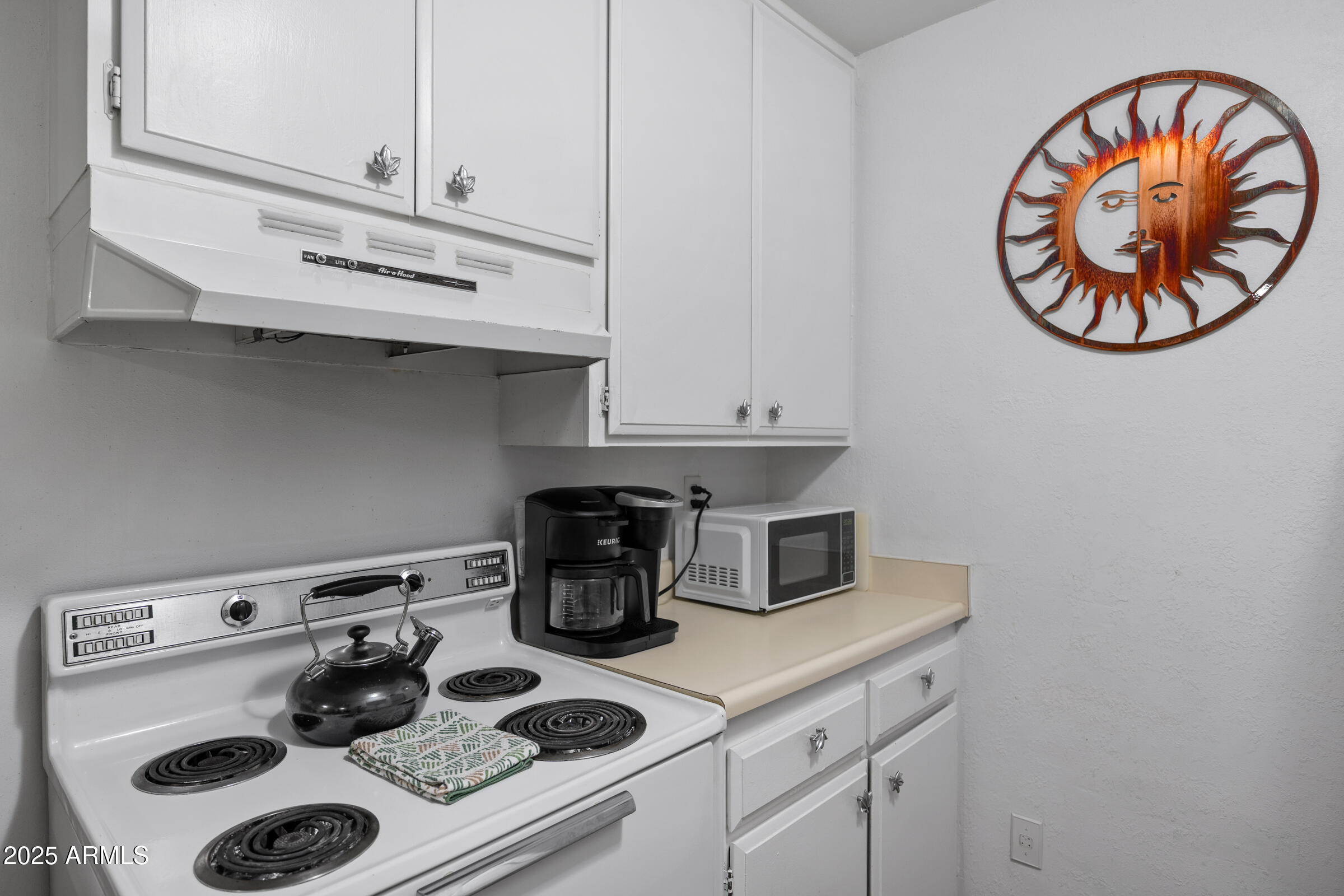 5525 East Thomas Road, Unit M11 Phoenix, AZ 85018 - Photo 18 of 39 a kitchen with a stove and a microwave