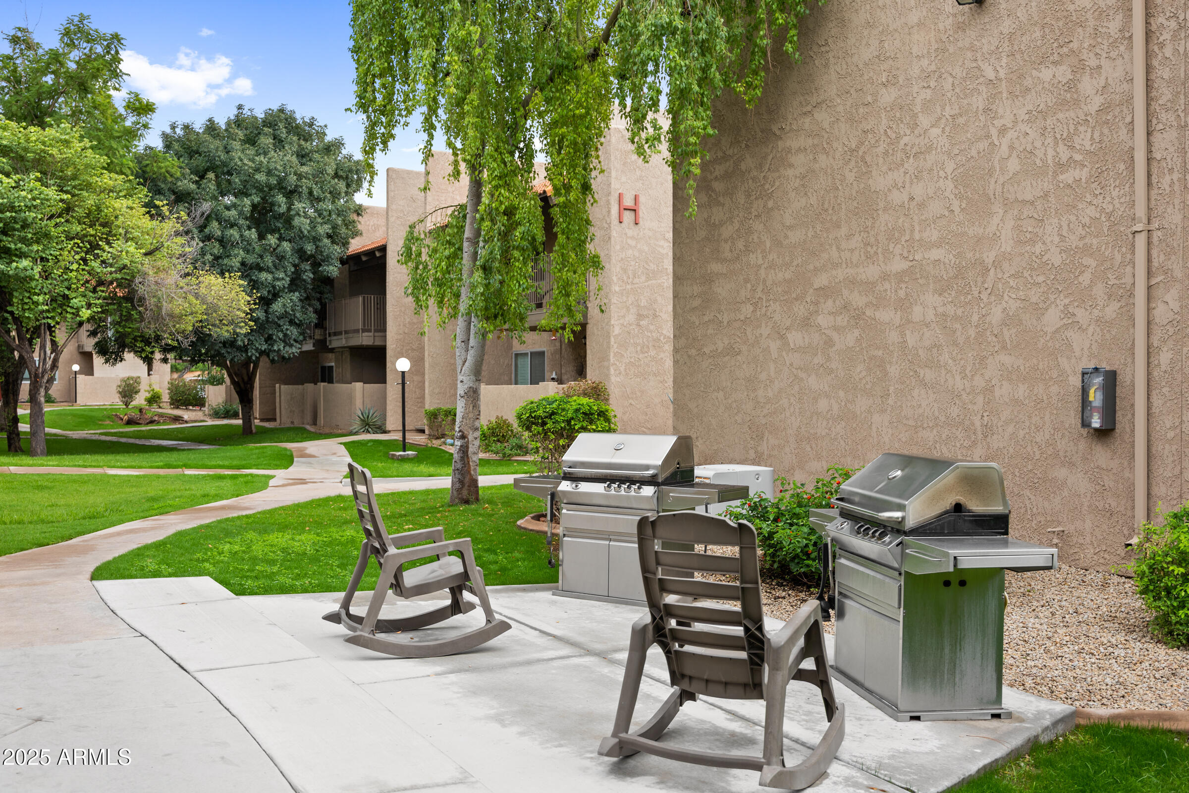 5525 East Thomas Road, Unit M11 Phoenix, AZ 85018 - Photo 23 of 39 a view of an outdoor sitting area with chairs