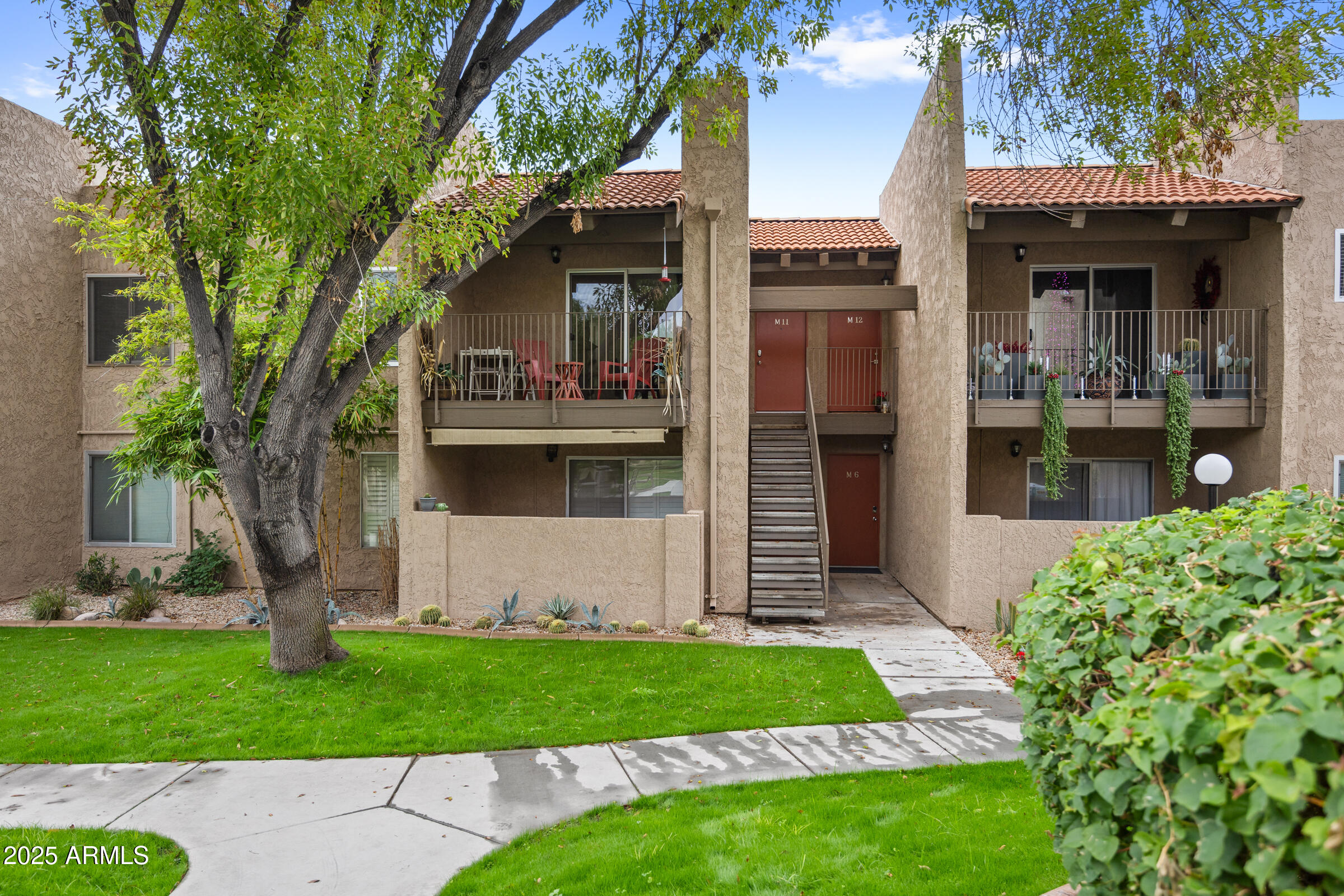 5525 East Thomas Road, Unit M11 Phoenix, AZ 85018 - Photo 38 of 39 a front view of a house with garden