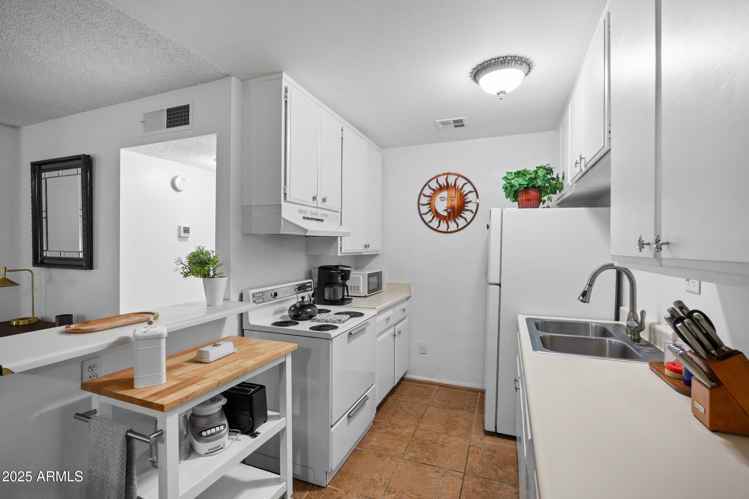 5525 East Thomas Road, Unit M11 Phoenix, AZ 85018 - Photo 4 of 39 a kitchen with a sink and a stove top oven