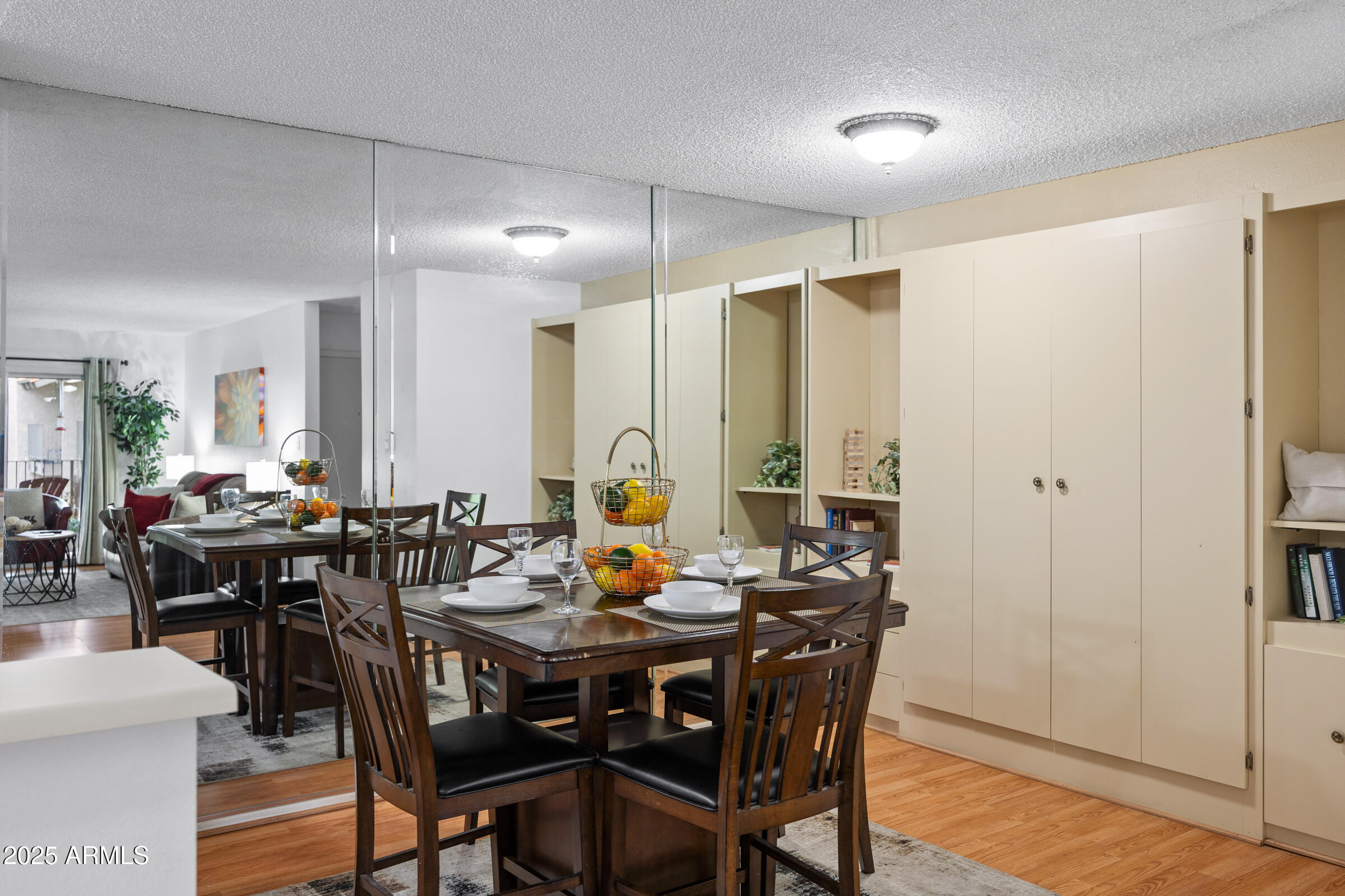 5525 East Thomas Road, Unit M11 Phoenix, AZ 85018 - Photo 6 of 39 a view of a dining area with furniture
