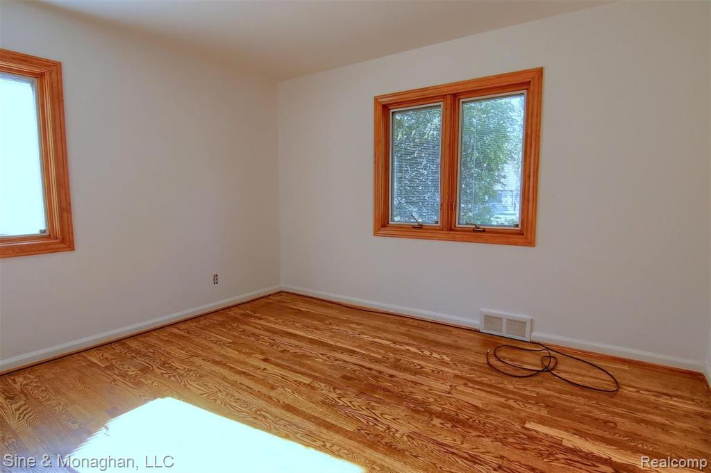 1536 Cook Road Grosse Pointe Woods, MI 48236 - Photo 12 of 39