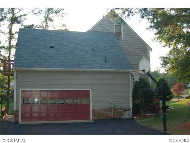 11901 Taplow Road Midlothian, VA 23112 - Photo 2 of 7 a backyard of a house