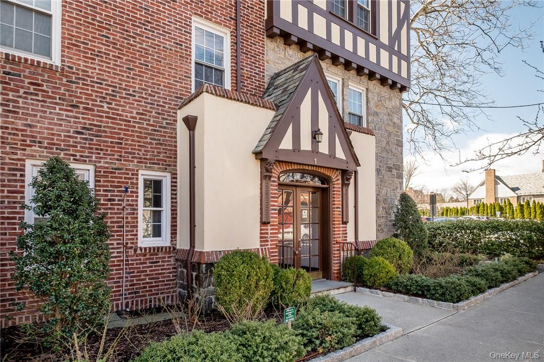 1 Cedar Street, Unit 2A Bronxville, NY 10708 - Photo 16 of 28 In the center of it all!