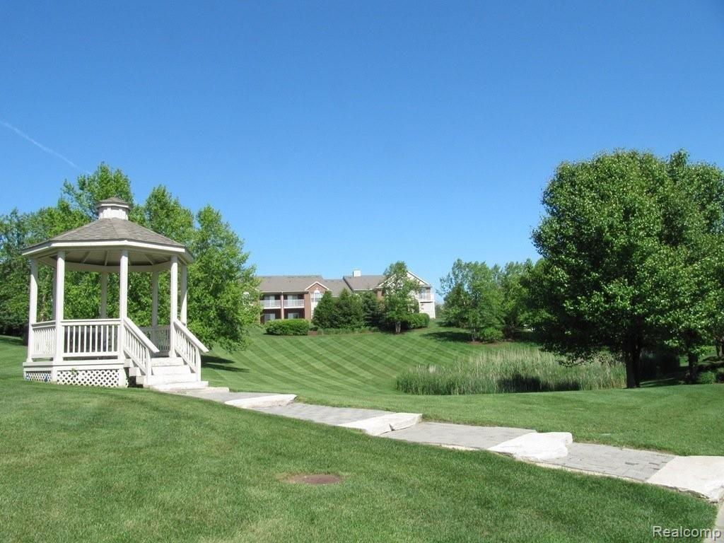 1934 Flagstone Circle, Unit 92 Rochester, MI 48307 - Photo 19 of 23 Condo grounds