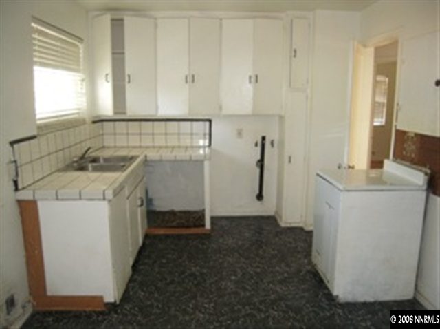 595 Apple Street Reno, NV 89502 - Photo 3 of 9 a utility room with a sink a washer and dryer