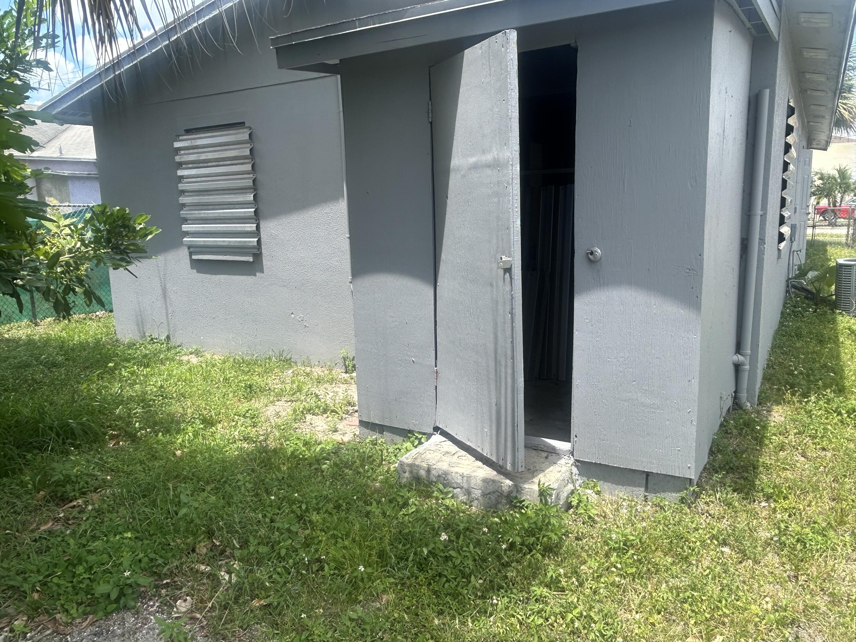 1528 Avenue South Riviera Beach, FL 33404 - Photo 9 of 9 Laundry Room