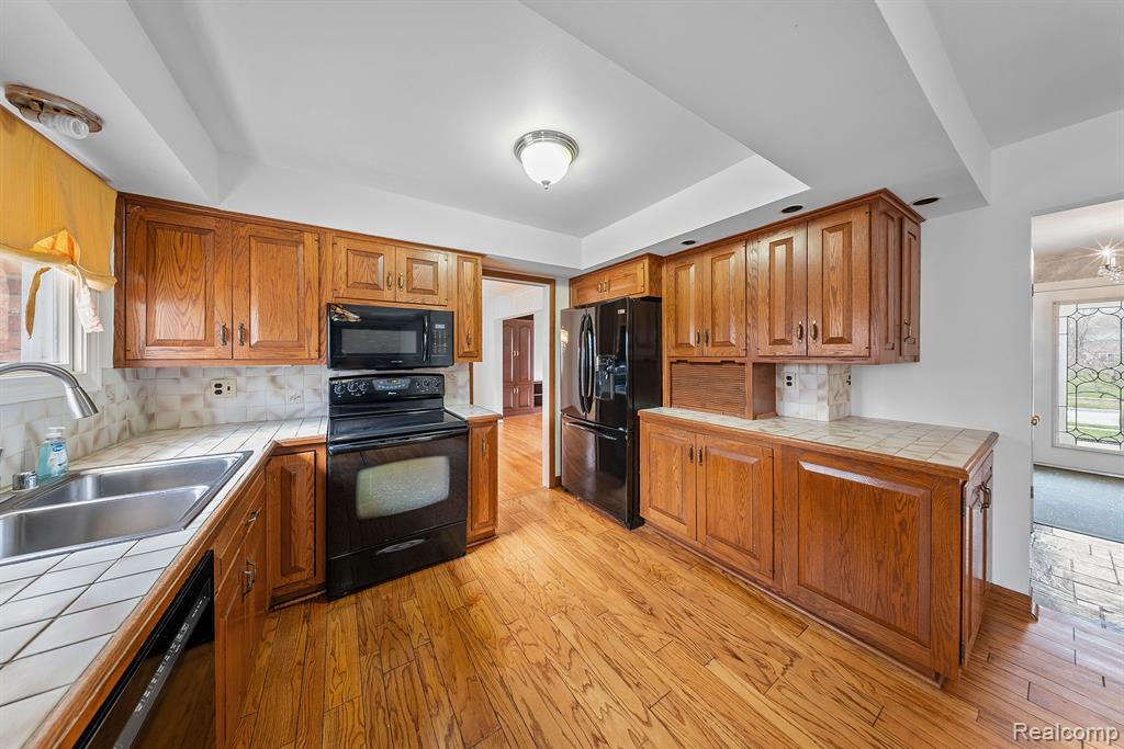 8453 Hampton Road Grosse Ile, MI 48138 - Photo 10 of 39