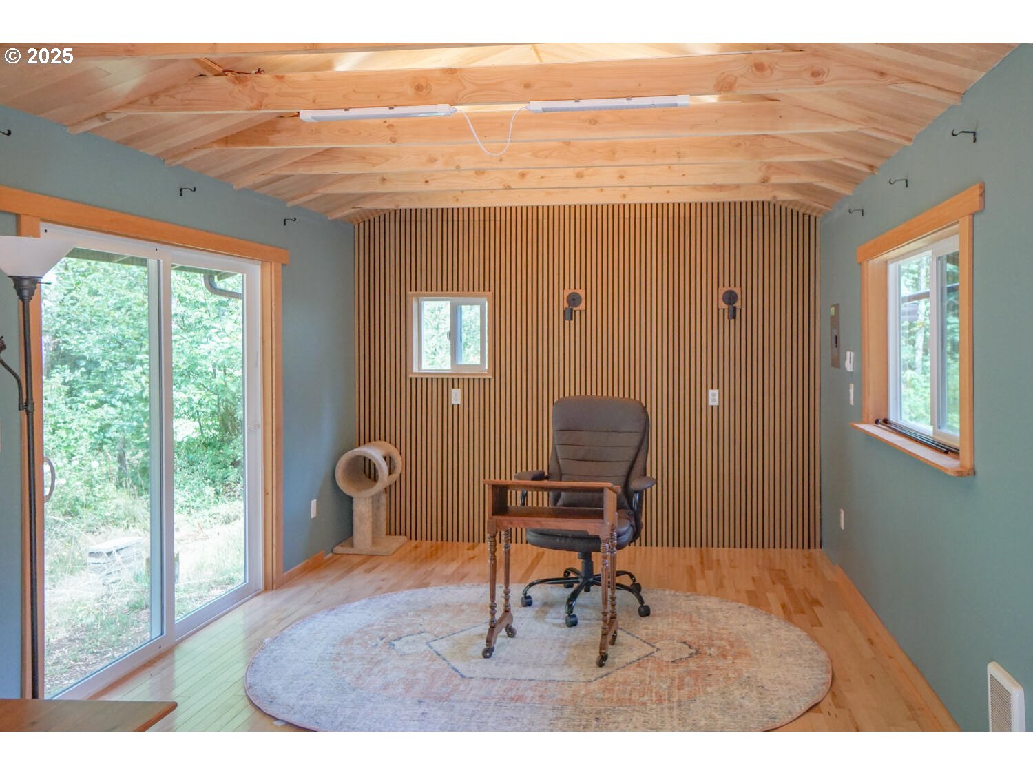 1922 Duncan Creek Road Stevenson, WA 98648 - Photo 13 of 39 a living room with furniture