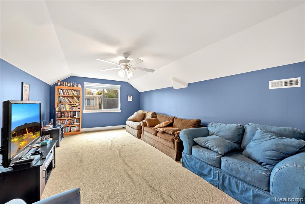 510 Thorntree Road Grosse Pointe Woods, MI 48236 - Photo 23 of 40