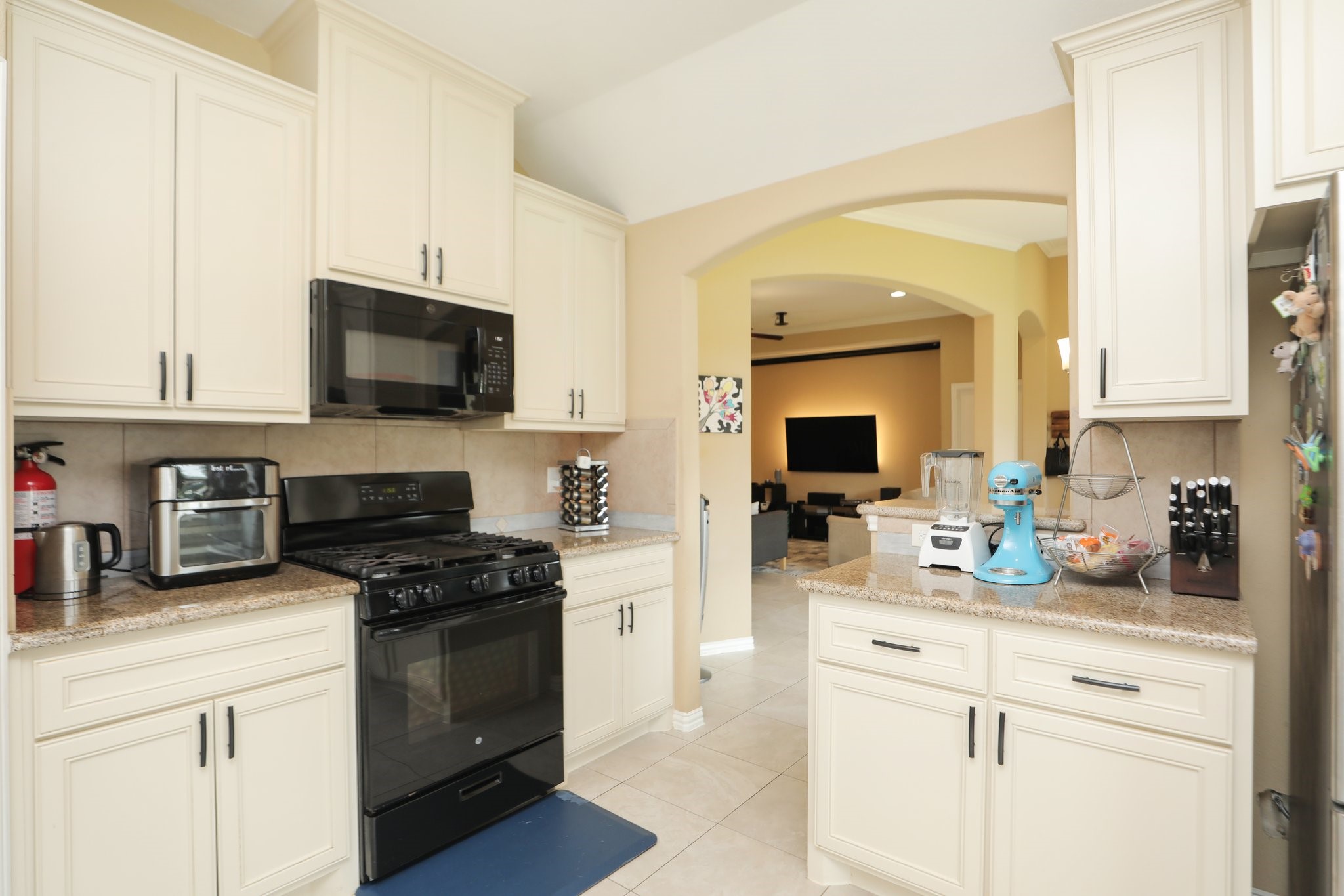 6615 Goldspier Street Houston, TX 77091 - Photo 11 of 37 Kitchen with gas cooking range.
