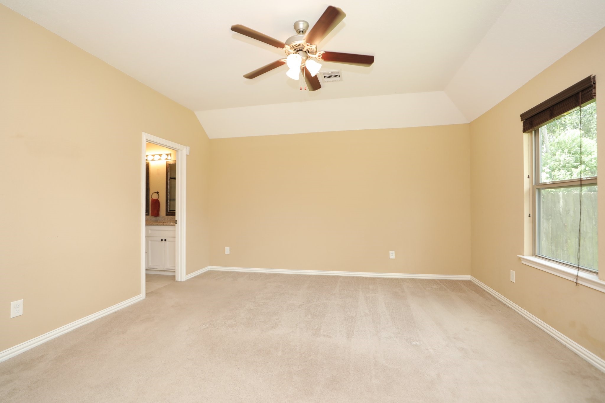 6615 Goldspier Street Houston, TX 77091 - Photo 19 of 37 Primary with en-suite bathroom.