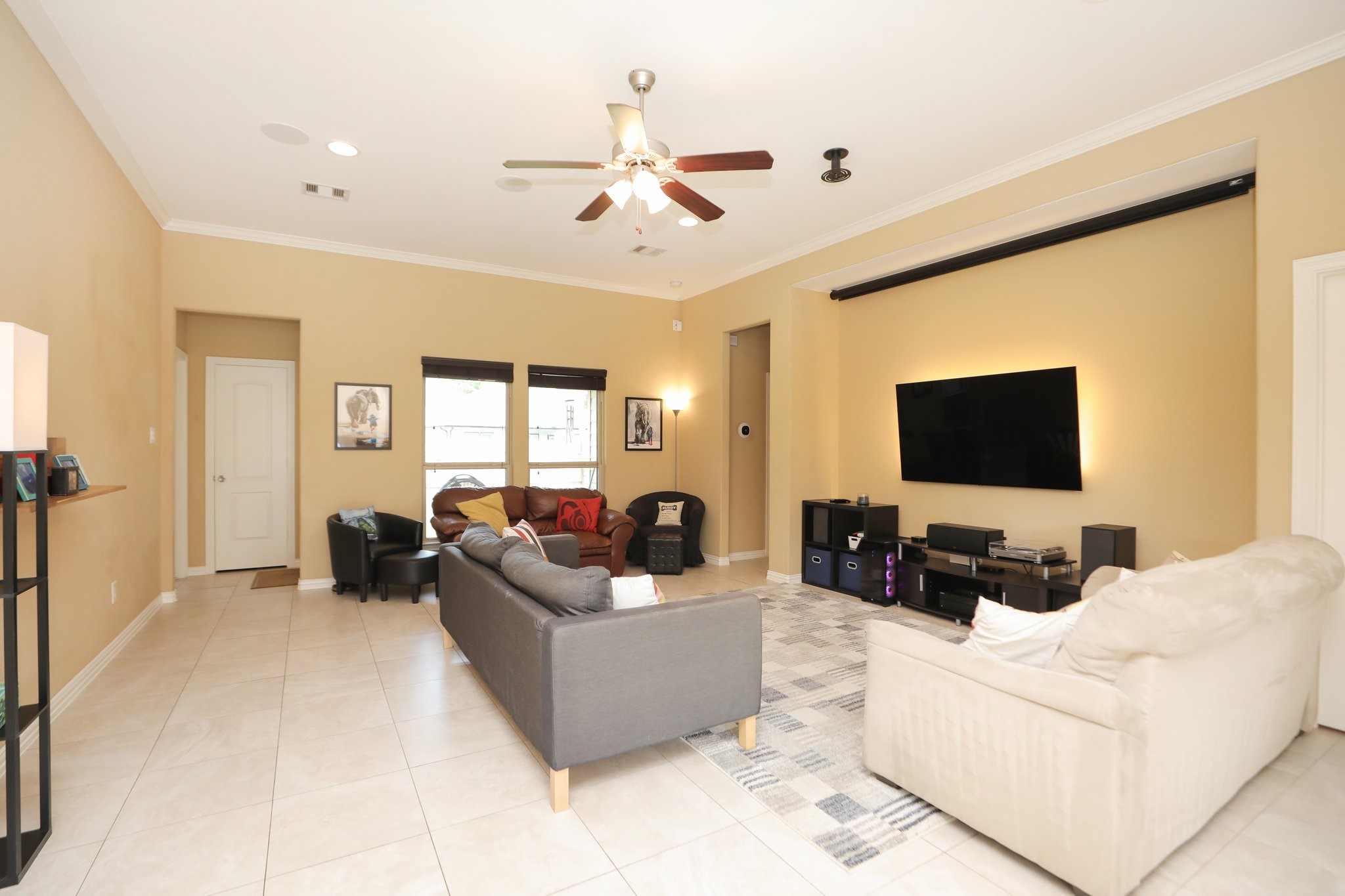 6615 Goldspier Street Houston, TX 77091 - Photo 5 of 37 Huge living area leads to nice big backyard with covered patio.