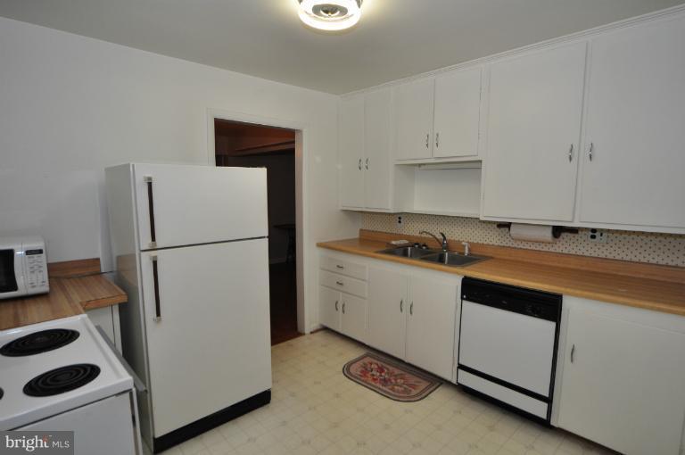 5017 Columbia Road Annandale, VA 22003 - Photo 3 of 24 Kitchen