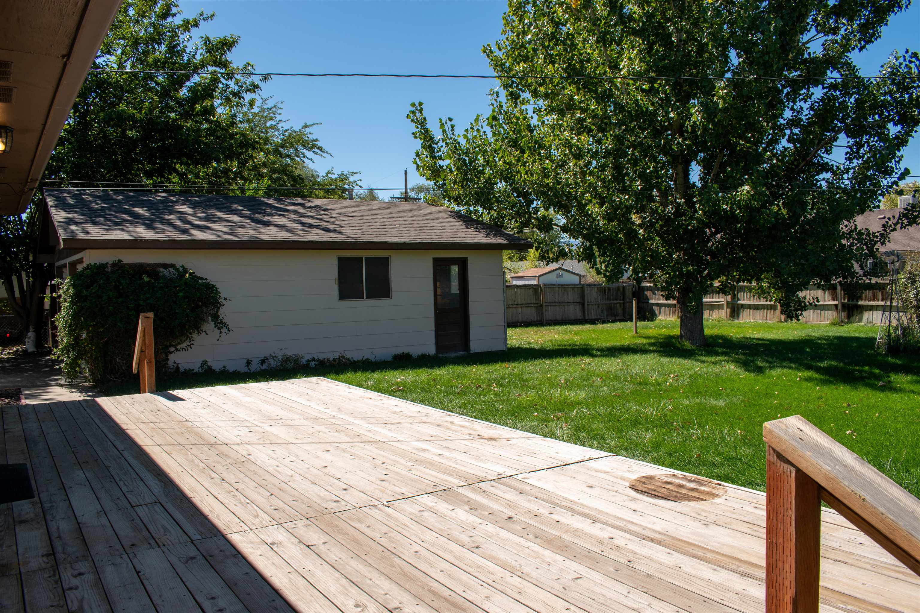 519-29 29 1/4 Road Grand Junction, CO 81504 - Photo 16 of 20 a wooden bench sitting in middle of the house